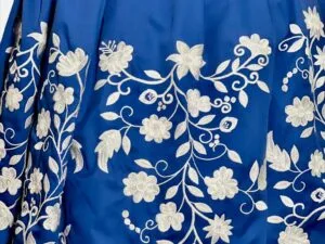 REFAJO DE PAÑO BÉJAR AZUL BORDADO EN CRUDO