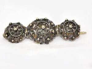 Broches