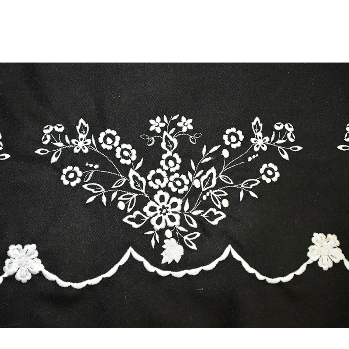 Paño  negro bordado en blanco para refajo. Ref. 8