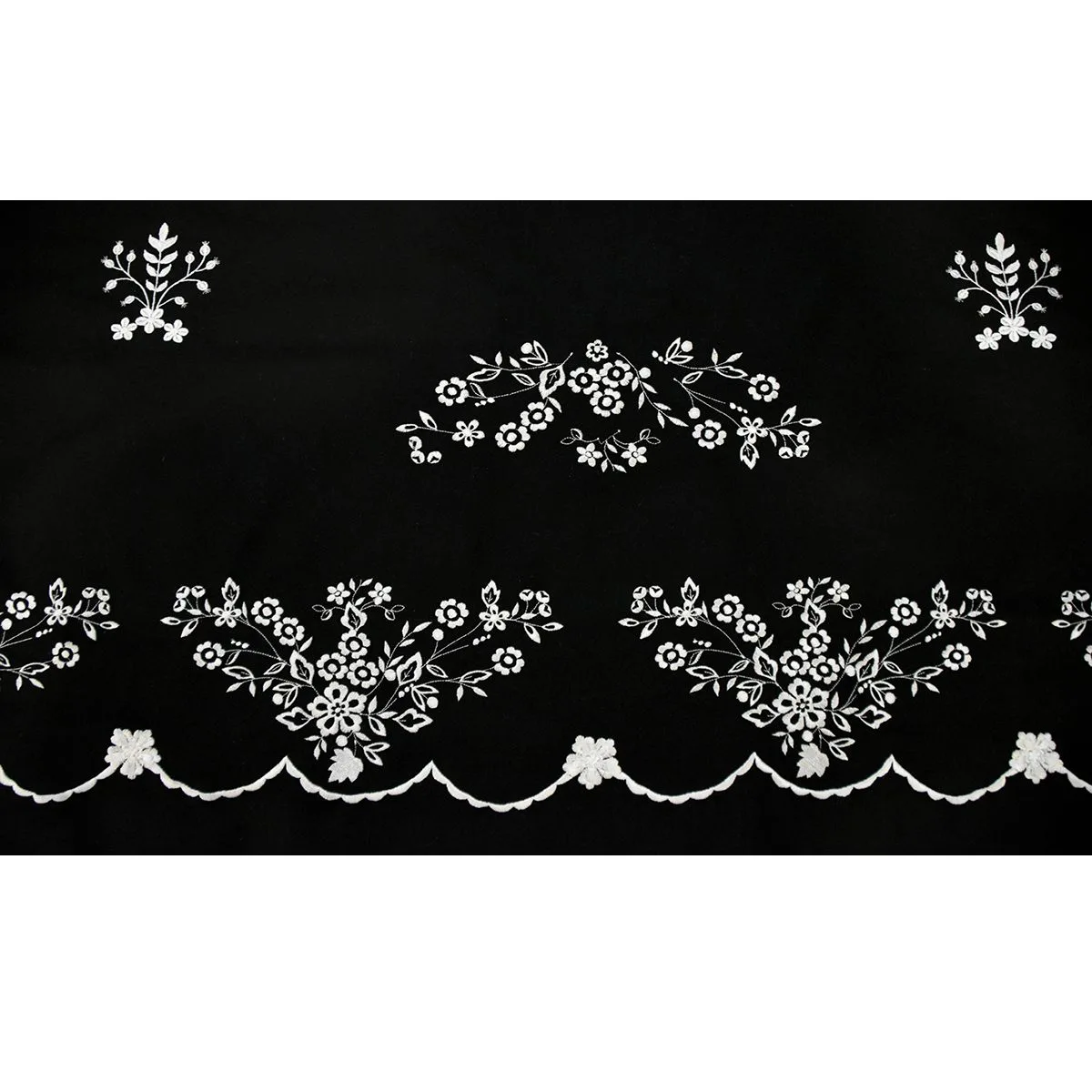 Paño  negro bordado en blanco para refajo. Ref. 8