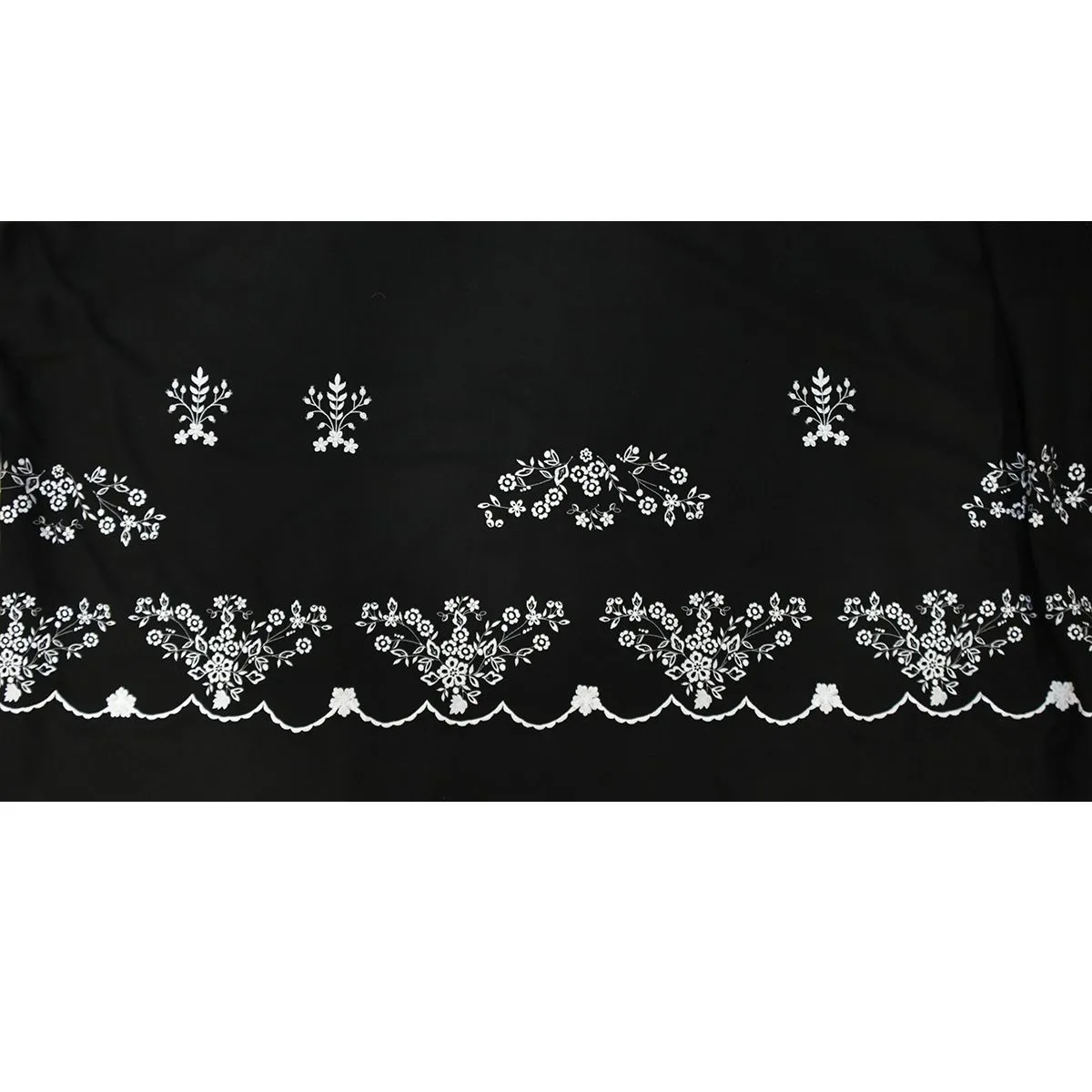 Paño  negro bordado en blanco para refajo. Ref. 8