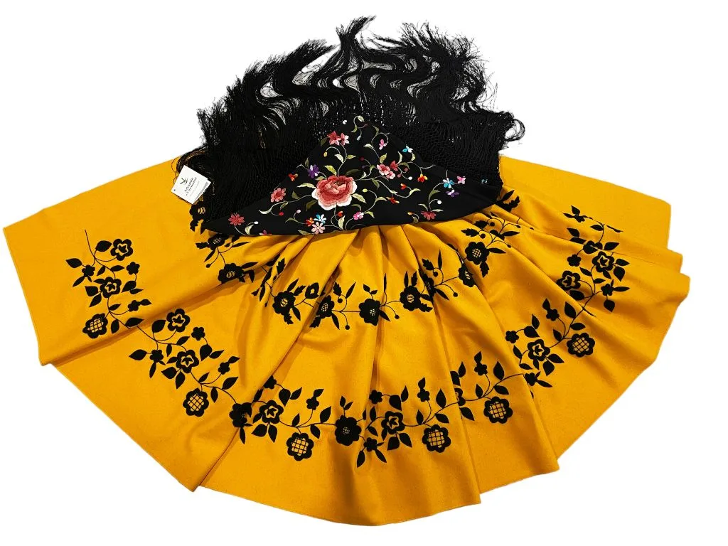 REFAJO FLOR PAÑO MOSTAZA BORDADO EN NEGRO