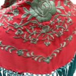 Mantoncillo Coral Bordado y Flecado en Turquesa