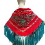 Mantoncillo Coral Bordado y Flecado en Turquesa