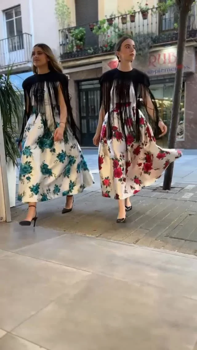 ✨ De la tradición… ¡al asfalto con estilo! ✨

Nuestras princesas con faldas Sancha entraron en @csc_store.es y salieron convertidas en auténticas reinas del urbano. Porque sí, nuestras prendas también pisan fuerte la calle, combinadas con zapatillas molonas y mucho rollo.

Gracias infinitas al equipo de CSC por abrirnos las puertas con tanta amabilidad y por ayudarnos a transformar la tradición en tendencia.

Porque en Sancha no entendemos de límites: de la pasarela al pueblo y del pueblo… al street style.

#SanchaTradiciónPopular #FaldasConRollazo #DePrincesaAUrbana #GraciasCSC #TradiciónQueSeMueve Moda #modaextremeña #modaextremadura