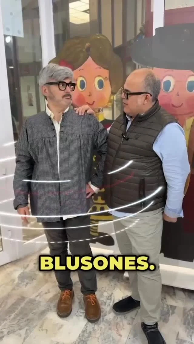 🧵✨ Blusón, chambra, camisa tocineras… ¡llámala como tú quieras, pero cuéntanos tu versión! ✨🧵

Hoy os traemos una de esas prendas con historia: el blusón tradicional, esa camisa de trabajo amplia, resistente, con sus pliegues, su canesú delantero y trasero… y mil nombres según el lugar.

En nuestro taller le damos forma respetando el origen, pero queremos saber más de vosotros:
¿En tu zona cómo se llama esta prenda? ¿Chambra? ¿Camisa turronera? ¿Otra palabra que nunca hemos oído?

Queremos hacer un mapa de tradición entre todos. ¡Escribe en los comentarios y comparte tus costumbres!

#BlusónTradicional #ChambraConHistoria #SanchaTradiciónPopular #RaícesCompartidas #ModaConMemoria #trajesregionales #folclore