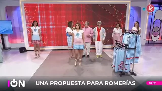 ✨ De romería, con estilo y con sello Sancha ✨

Esta semana nos fuimos a @cextremadura  a hablar de lo que más nos gusta: nuestras romerías, nuestras fiestas y cómo llevarlas con raíz y con estilo.

Entre cambios de look exprés, faldas que valen para una comunión o una tarde de caseta, pichis que nos recuerdan a cuando nuestras madres nos apretaban el cuello (“¡aguanta, aguanta!”), y hasta estolas que te hacen sentir rica… vivimos una tarde mágica.

Gracias a Blanca,Paqui ,Alejandra, Elena y Sara por prestarse con tanta gracia y a todo el equipo por abrirnos ese espacio donde demostrar que en Extremadura también se viste con mucha personalidad.

Porque como bien dijimos allí:
“Lo que no somos es rocieros… aquí lo que somos es EXTREMEÑOS.”

#SanchaTradiciónPopular #CanalExtremadura #RomeríasConEstilo #OrgulloExtremeño #LooksConRaíz #Sanchizadas #moda #modaextremadura