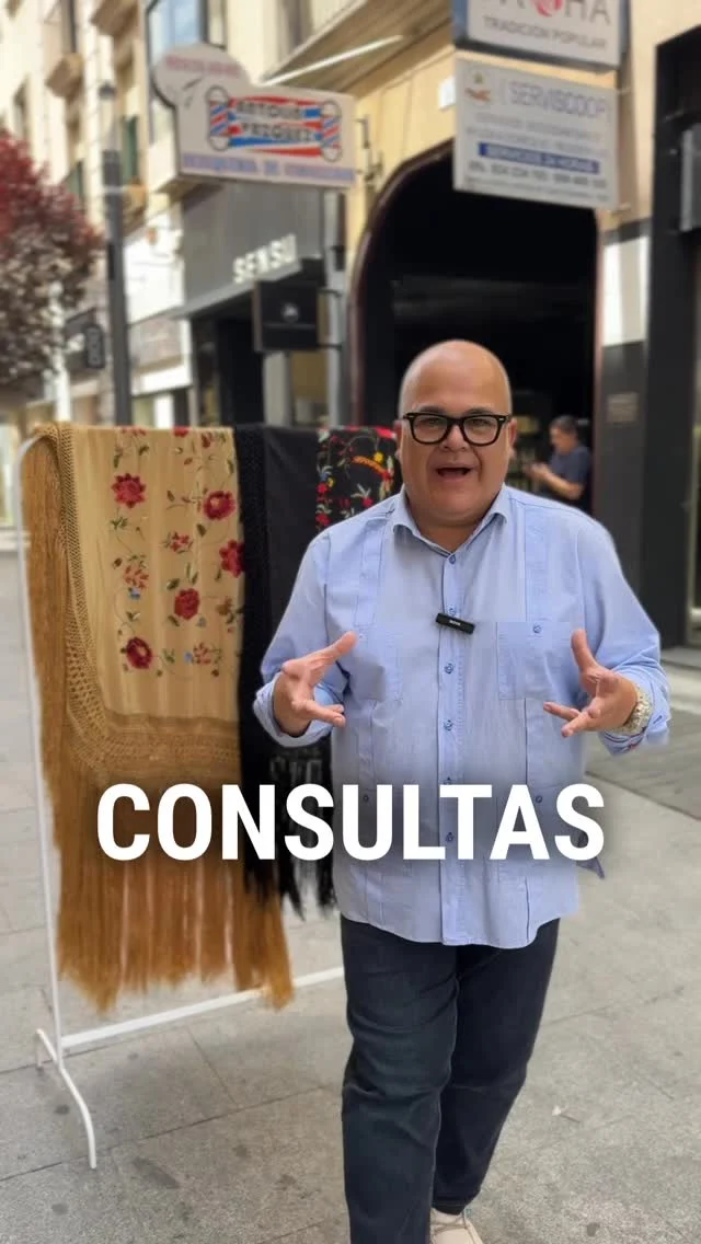 🖤✨ ¿Mantón bueno… o mantón bueno bueno? ✨🖤

Nos lo preguntáis muchísimo y hoy os lo contamos clarito, al estilo Sancha:
La diferencia entre un mantón y un MANTÓN con mayúsculas está en los detalles… y en el alma.

Un mantón bordado a mano en seda, flecado con cuquillos de seda, no tiene derecho ni revés, porque es una joya que habla por sí sola.
Es una prenda para pasar de madres a hijas, para pedidas, bodas o momentos especiales donde un simple vestido se convierte en espectáculo con él encima.

Eso sí: también hay bordados a máquina preciosos, con terminaciones impecables. Pero si hablamos de nivel superior… ya sabéis cuál es.

📍 Lo mejor: venid, tocadlos, comparadlos y os lo enseñamos con gusto.
Que en Sancha no hay trampa, solo tradición con verdad.

#MantonesSancha #BordadosConAlma #SanchaTradiciónPopular #DeMadresAHijas #RaícesQueEnamoran