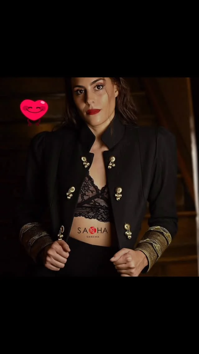 ⸻

 SANCHA refleja tradición y fuerza.
Nuestras  chaquetas son símbolo de éxito y empoderamiento para las mujeres que las visten. 
Cada pieza combina costura impecable, tejidos nobles y bordados únicos, transmitiendo el amor por las cosas bien hechas. 
Al llevar una chaqueta Sancha, se siente seguridad, elegancia y un toque de rebeldía consciente. 
Es un gusto que nace de apreciar los hilos, las manos artesanas y el arte textil convertido en identidad propia y poderosa.
#sanchatradiciónpopular #modaextremeña #chaquetassancha Te gusta para tí ?????