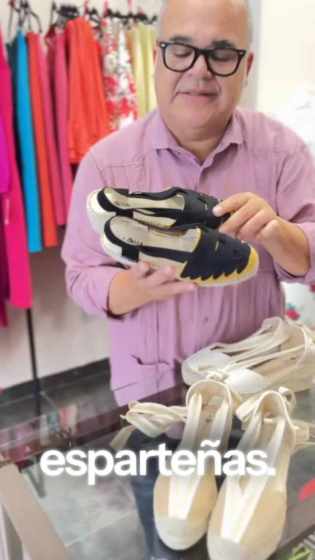 ☀️👡 Verano, comodidad… ¡y mucho estilo Sancha! 👡☀️

Que sí, que el verano es para relajarse, para ir cómoda, para disfrutar…
¡Pero eso no significa renunciar a ir elegante!

En Sancha lo tenemos claro: unas espardeñas bien hechas, con horma perfecta, forraditas, y con ese brilli-brilli justo que las hace distintas, estilosas y 100% nuestras.

Porque hasta en los días de más calor… el detalle marca la diferencia.
Y si pone “Sancha”, ya sabes que es de los buenos.

#EspardeñasSancha #VeranoConEstilo #SanchaTradiciónPopular #BrilliConClase #ComodidadQueLuce #moda #modaextrenadura